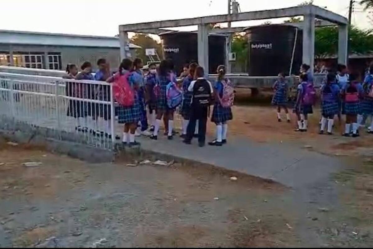 Con cables energizados impiden acceso de estudiantes en Bolívar