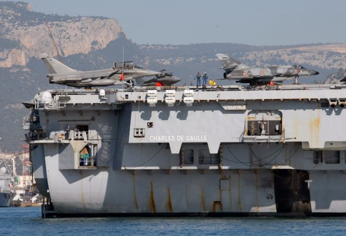 Tras los sangrientos atentados del viernes en París, el presidente francés, François Hollande, decidió enviar el portaviones al "Mediterráneo Oriental, antes de dirigirlo. AP