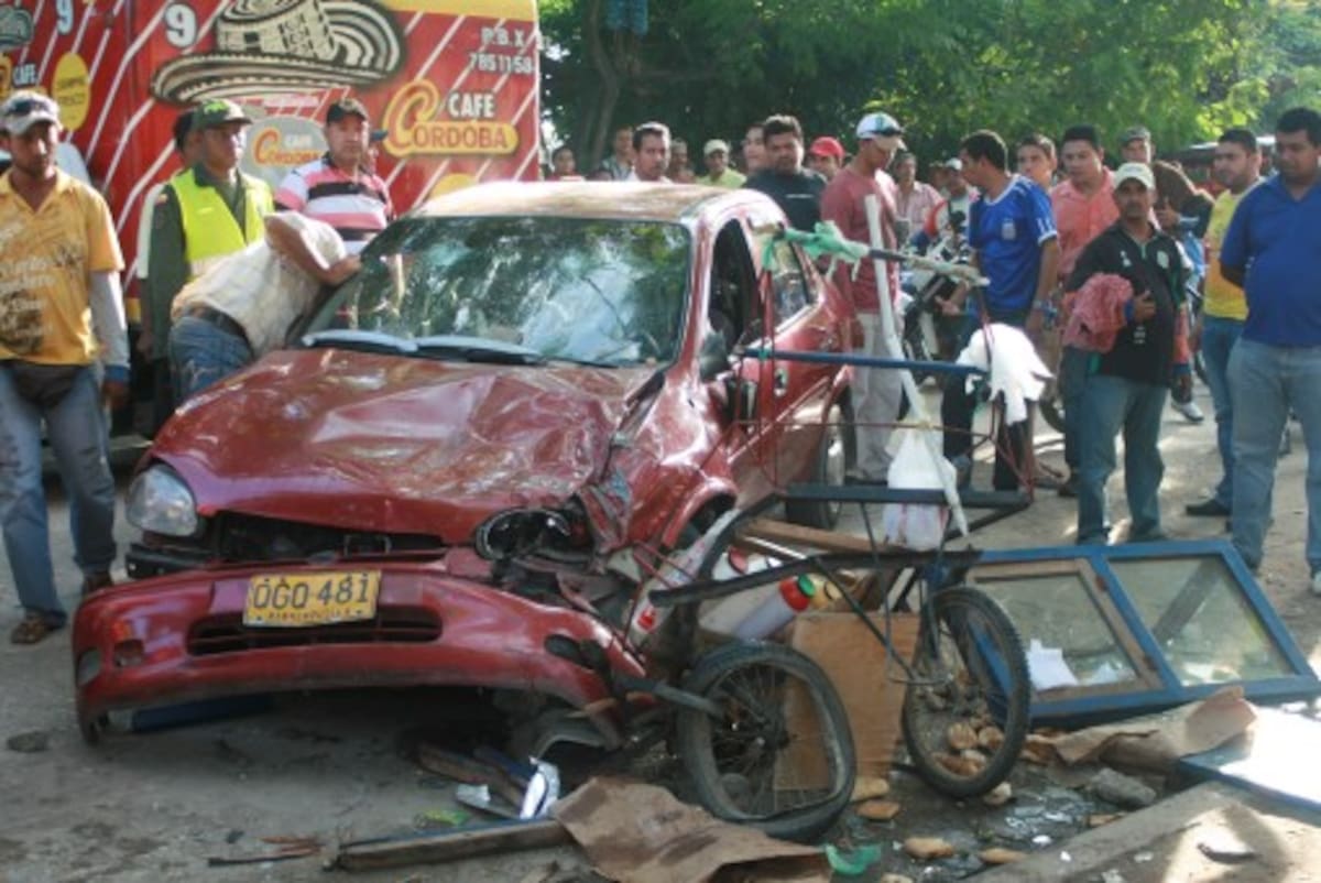 El carro del funcionario fue apedreado por una multitud enardecida e indignada. CORTESÍA: EL COMUNICADOR DE MAGANGUÉ.