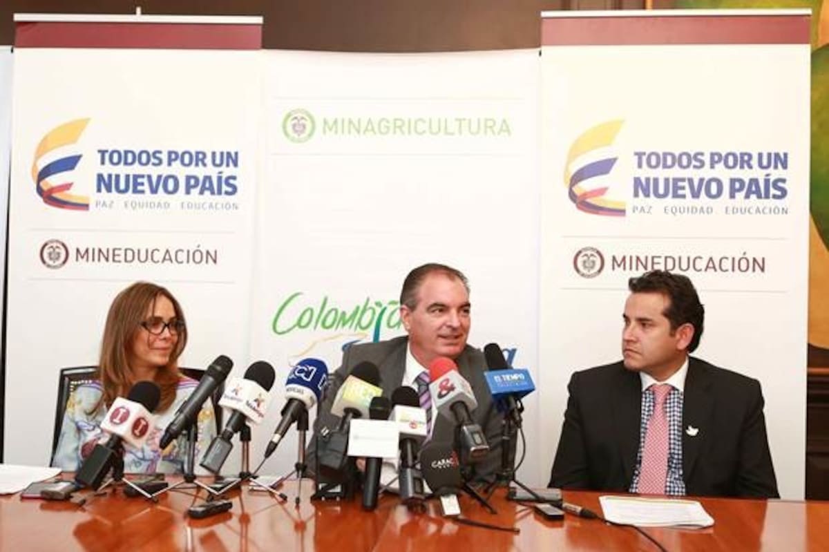 La ministra de Educación, Gina Parody; el ministro de Agricultura, Aurelio iragorri; y el director del Icetex, Andres Vásquez lanzarón el programa de educación rural para jóvenes del campo. COLPRENSA
