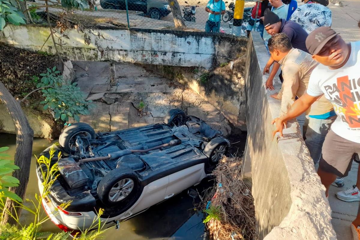 Video: camioneta se fue en una cuneta en el barrio Simón Bolívar