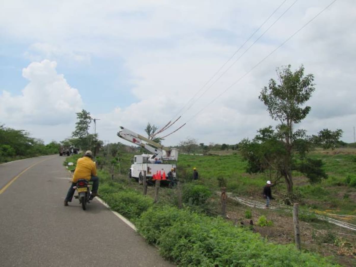 La línea Calamar – San Estanislao de Kostka (Arenal) se vino al suelo durante la emergencia invernal del 2010. ARCHIVO