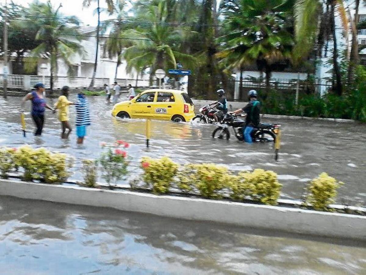 La Avenida Almirante Brion se convierte en una amplia laguna cada vez que llueve.