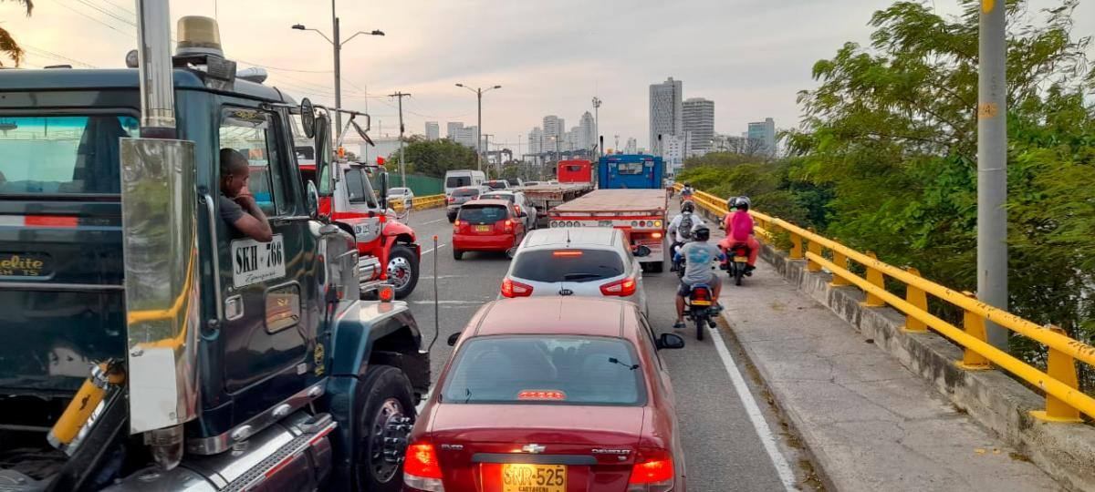 Largas filas de vehículos se encontraban en el peaje de Bazurto. // Aroldo Mestre