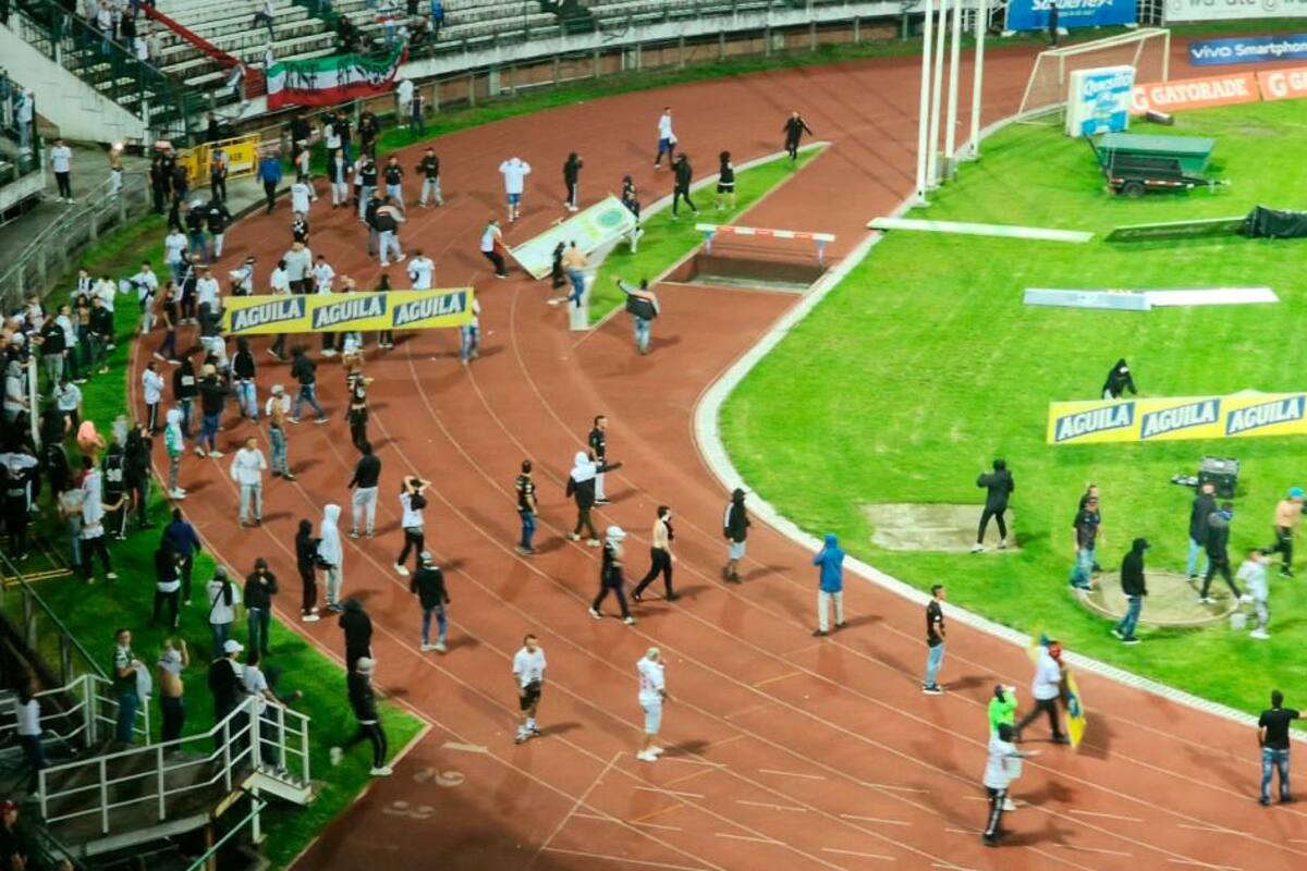 Video: Hinchas del Once Caldas se meten al campo y agreden a jugadores