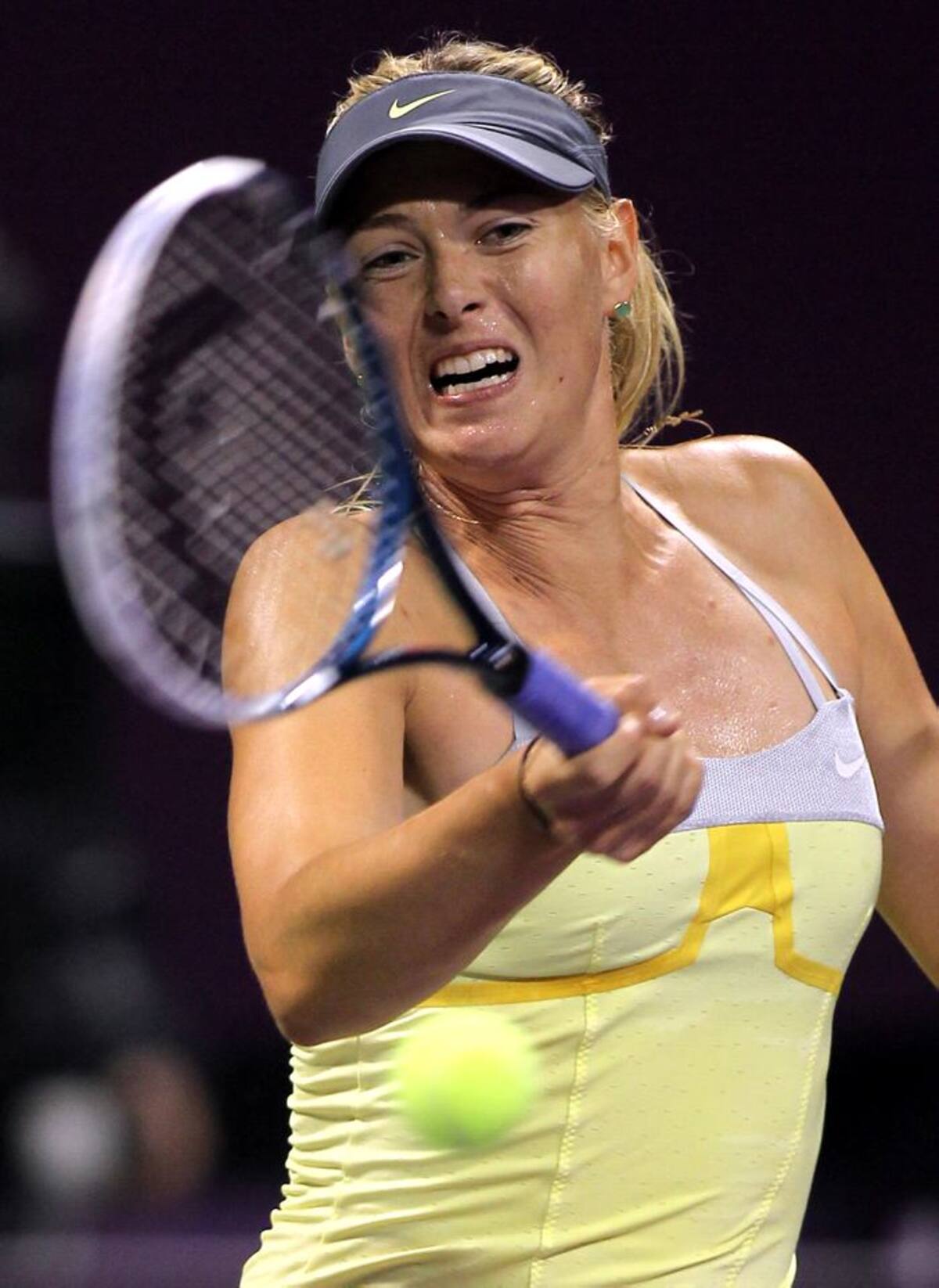 Sharapova selló el triunfo cuando su rival se fue largo con una devolución. AFP