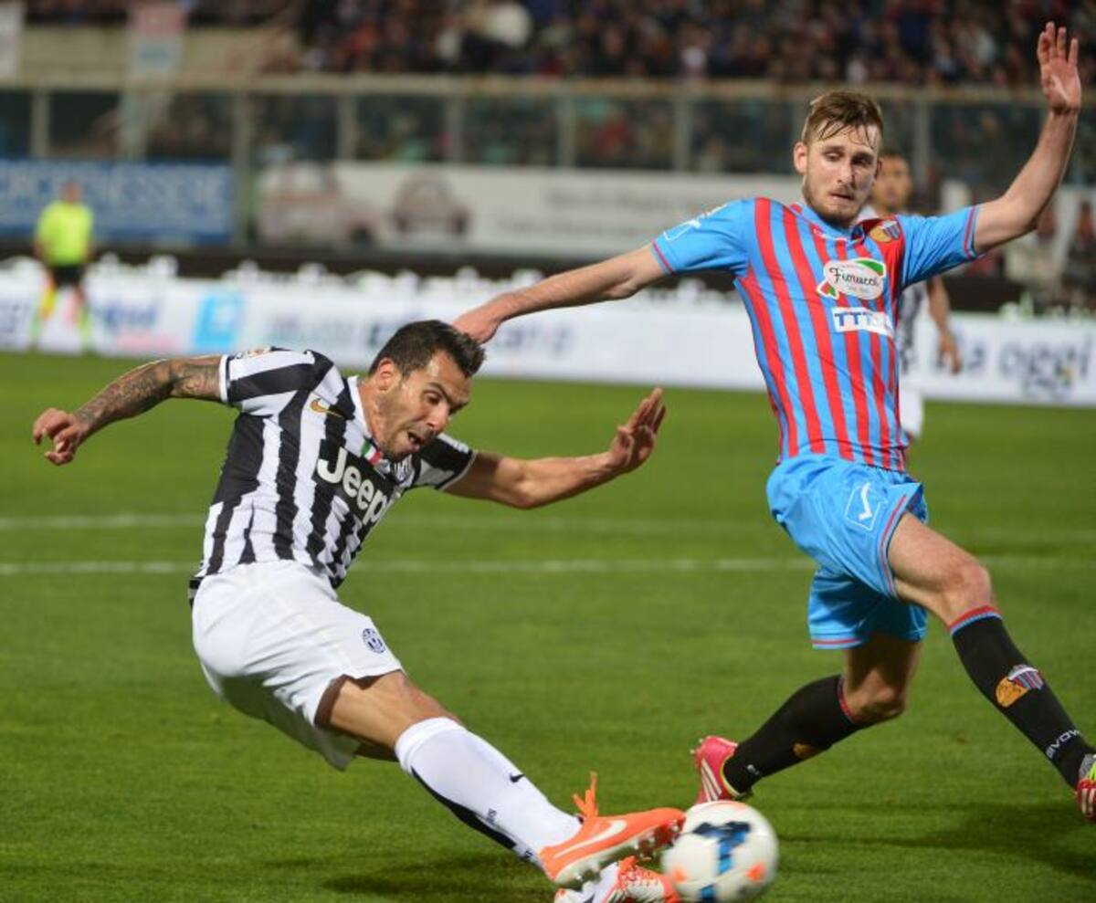 Jugadores de la Juventus y de Catania disputan el balón durante un partido de la Serie A. AFP GABRIEL BOUYS
