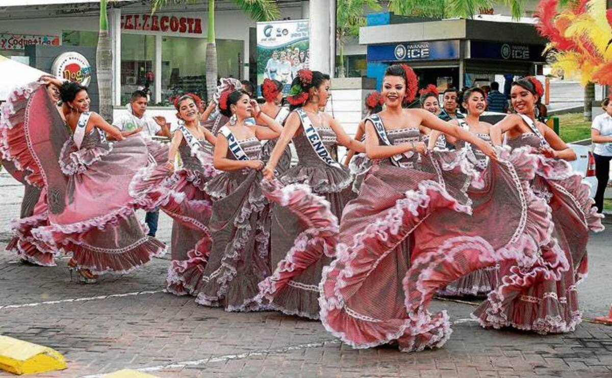 Las candidatas de los diferentes barrios de Corozal durante la presentación folclórica en el Centro Comercial San Francisco De Sincelejo.