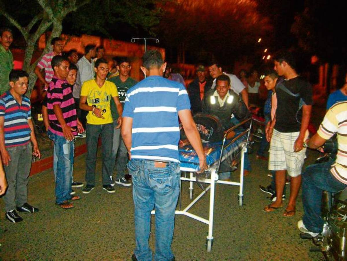 Momentos en que la ambulancia transporta al herido al hospital de Sahagún.