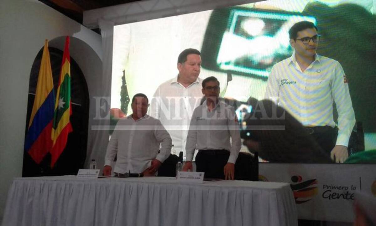Durante el acto de retorno de Manolo Duque a la Alcaldía de Cartagena. A su lado, Sergio Londoño Zurek. Kailline Giraldo/El Universal