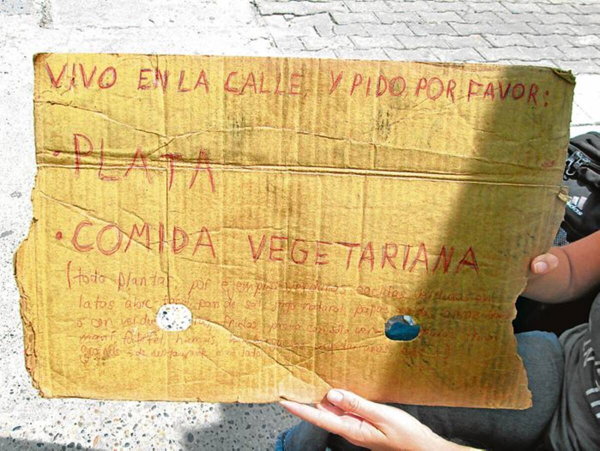 El cartón con un mensaje de Annie pidiendo ayuda es poco legible a la distancia, puesto que está escrito con bolígrafo corriente y no con marcador. PEDRO TORRES, GENTE BAHÍA - EL UNIVERSAL