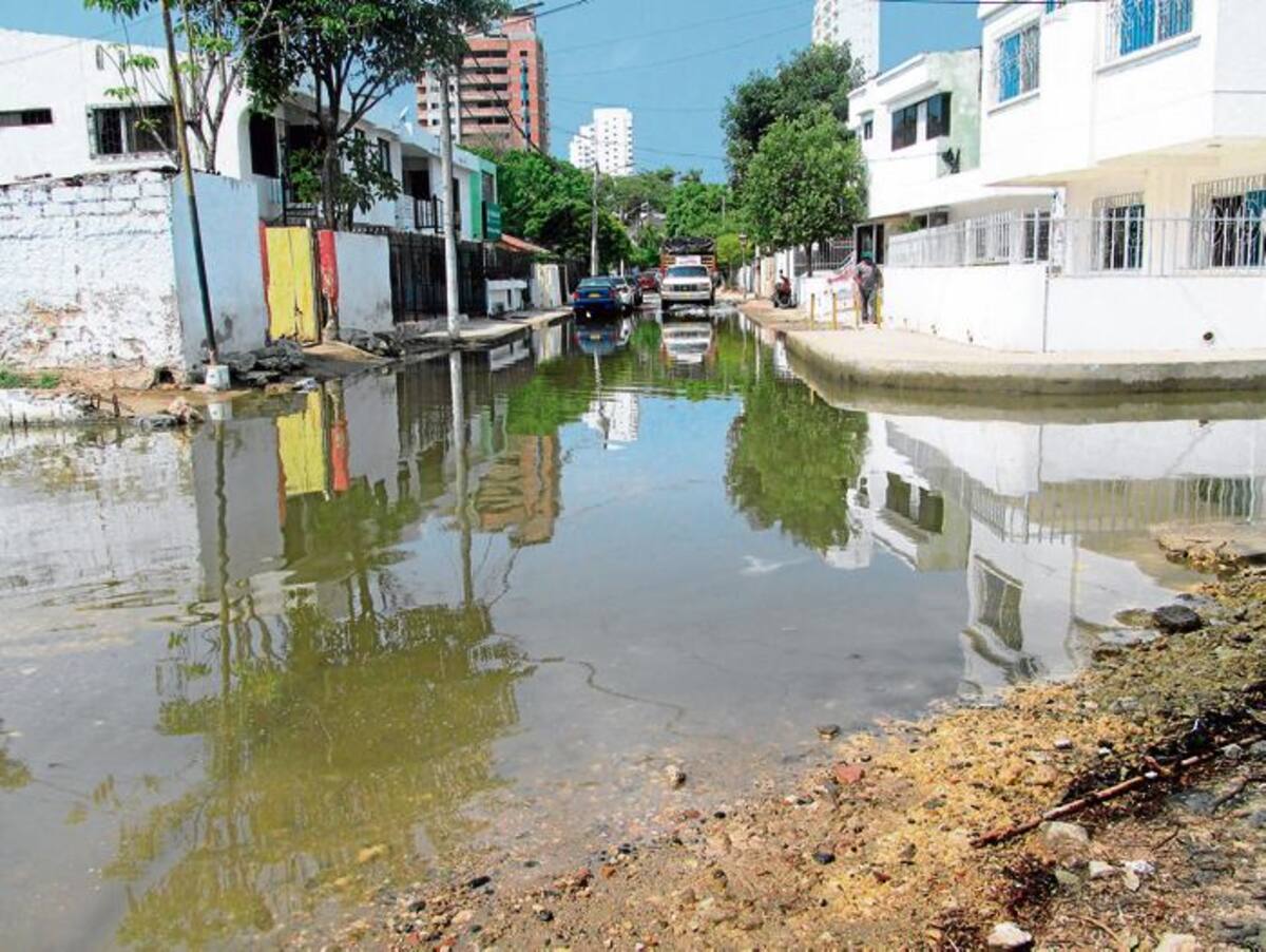 Los vertimientos de basuras y aguas residuales afectan la salubridad en el sector La Rochela. CARLOS CALDERA-GENTE BAHÍA