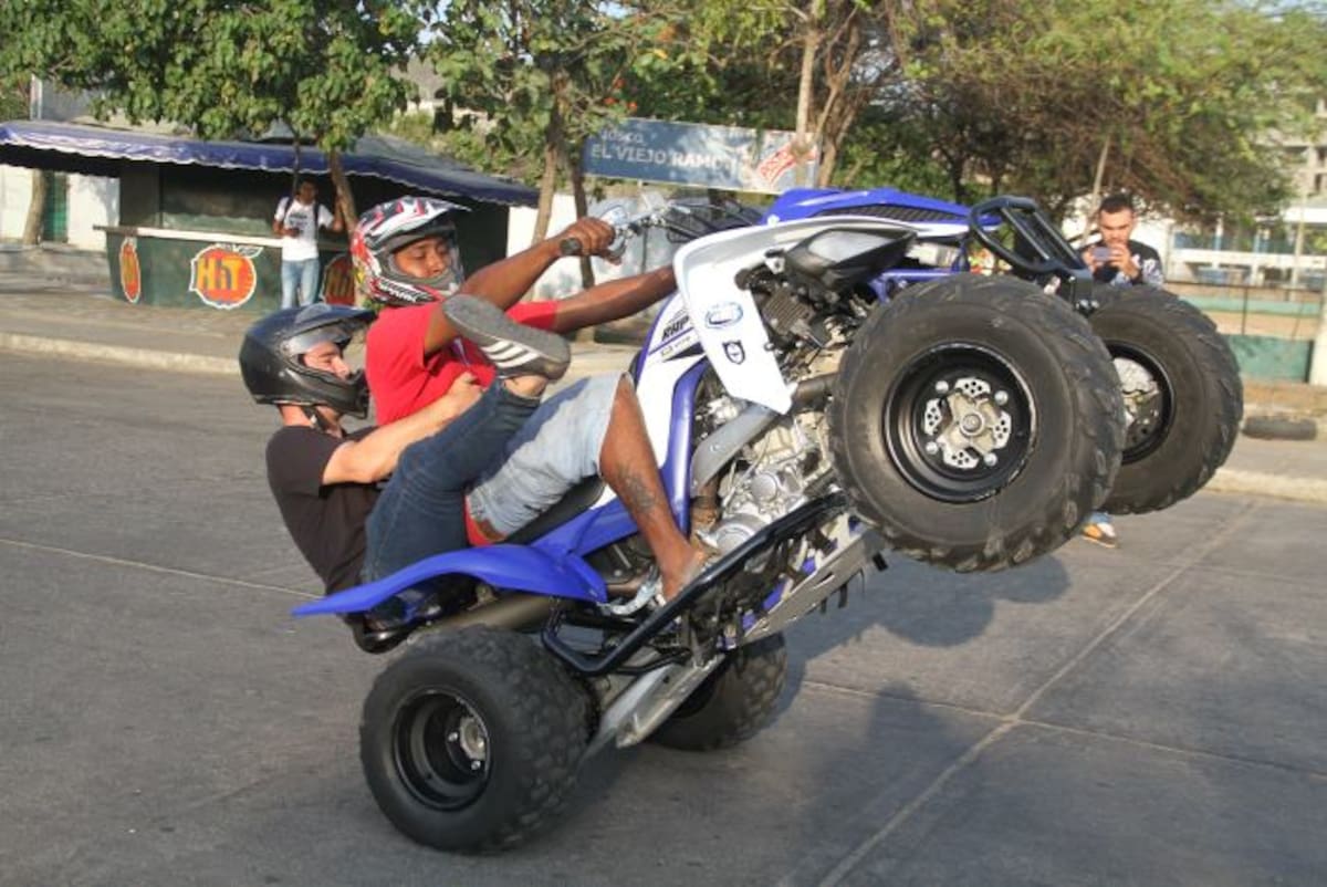 Por más de una hora los integrantes del grupo Cuatrimotos Cartagena se divertían cerca a las Botas Viejas, mientras los transeúntes se detenían a observarlos. ÓSCAR DÍAZ ACOSTA - EL UNIVERSAL