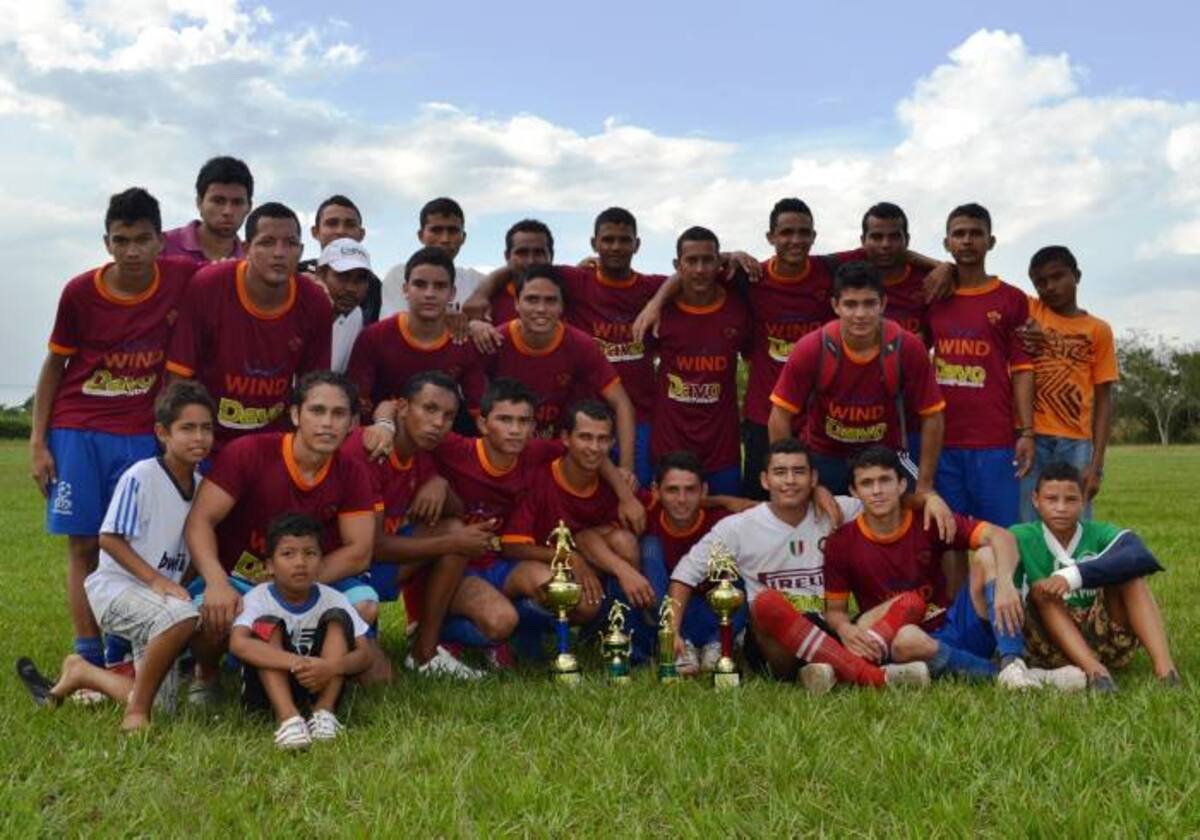 Equipo del barrio San Rafael, campeón del Torneo de Fútbol de Primera Categoría en Sahagún. JULIO FLÓREZ PACHECO/EL UNIVERSAL