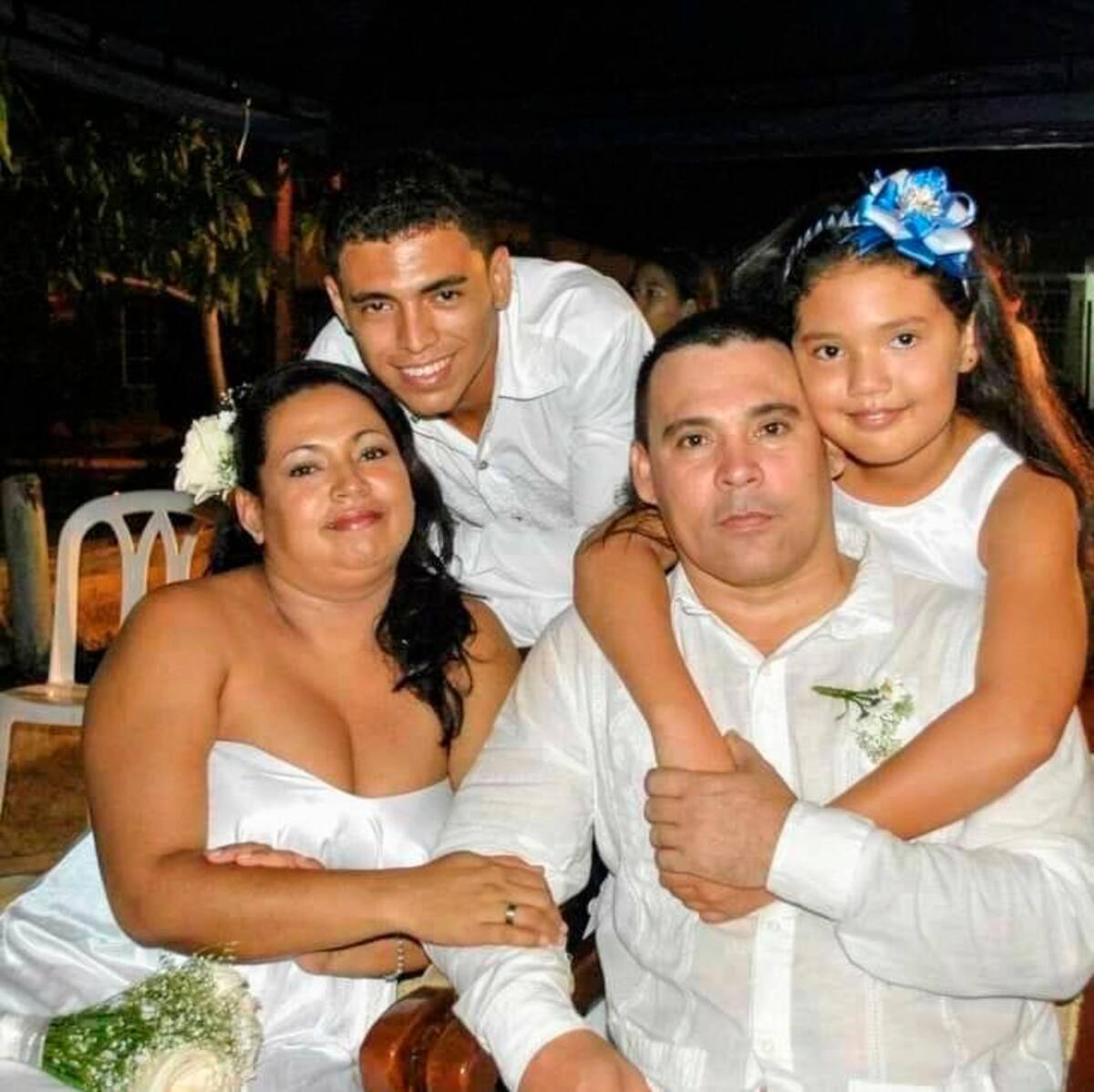 Joham Gándara y Rousseau Carazo junto a Rousseau Eduardo e Isabella el día de su boda. // Foto: cortesía