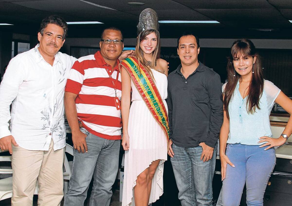 Gustavo Tatis, Rubén Darío Álvarez, la reina, Juliana Dahl, Ernesto Taborda y Johana Corrales, en la redacción de El Universal.