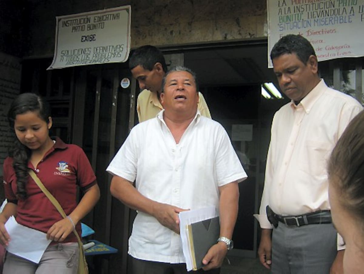 El Vocero de los profesores, Enrique Ayala junto al Secretario de Educación Municipal Lulio Suárez cuando les comunicaron a los docentes los resultados de la reunión.