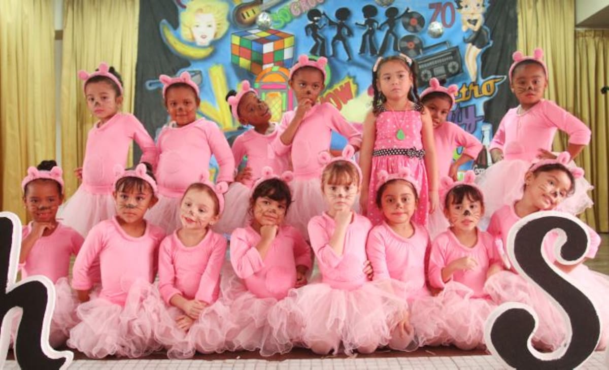 De pie: Mariana Baena, Lina Ortiz, Belén Sampayo, María Alejandra Acuña, Isabella Ramírez, Alejandra Peña y Mariana Sierra; sentadas: Isabella Caraballo, Valentina Lorduy, Dina Montes, Isabella Julio, Valentina Martínez, Mary Kate Pacheco, Gabriela Palma y Luz Mariana Bettin.