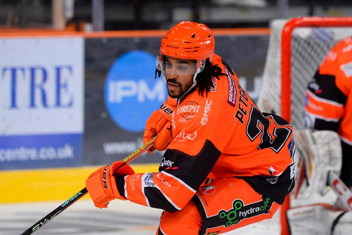 Arrestan a persona relacionada con un jugador muerto en partido de Hockey