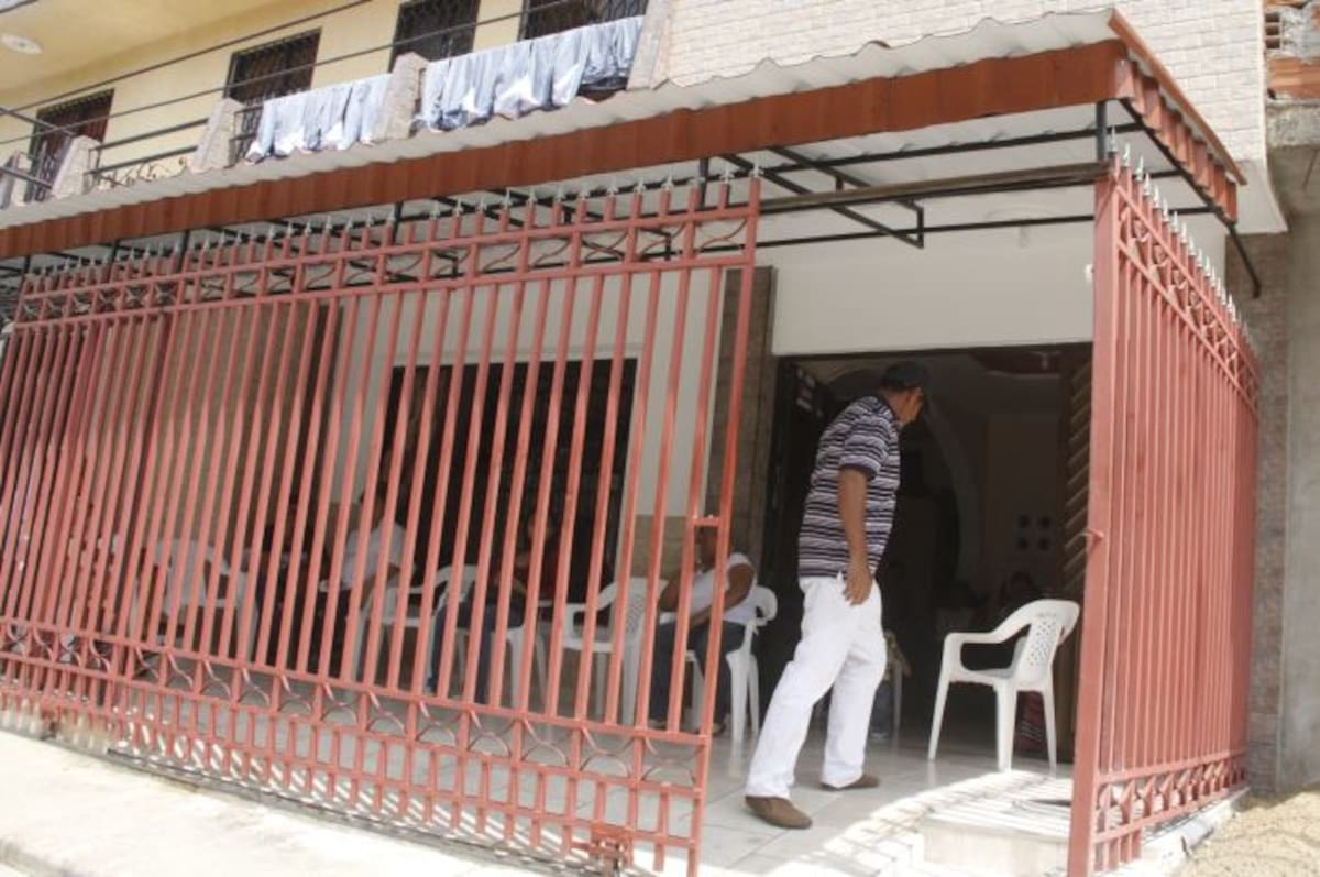 Al ingeniero mecánico Gustavo Olmos Polo, de 34 años y quien laboraba en una empresa en Mamonal, lo mataron a balazos en la terraza de su casa, en el barrio Villa Rubia, junto a San Fernando. Hay varias versiones respecto a los móviles del crimen.