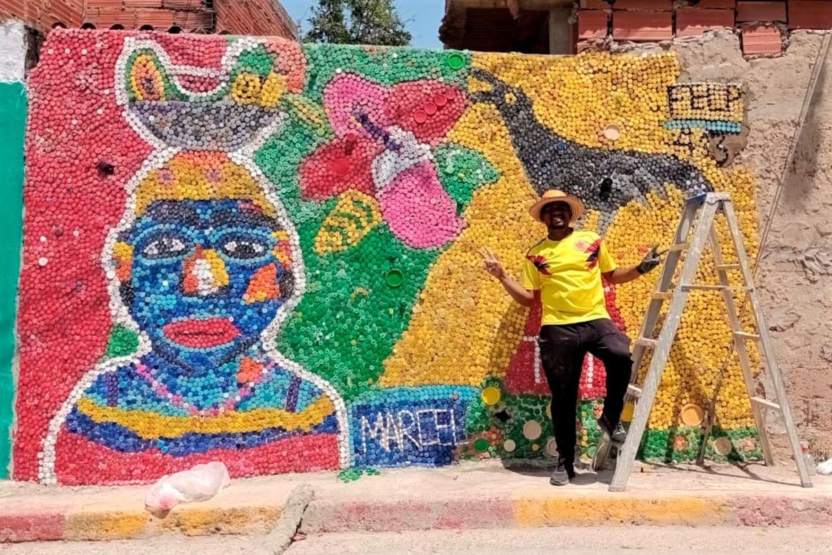 El imponente mural de tapas plásticas en La Victoria que desafía lo convencional