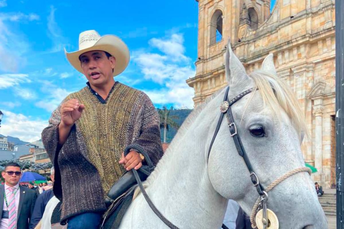 Video: el senador uribista que llegó al Congreso... montado en su caballo