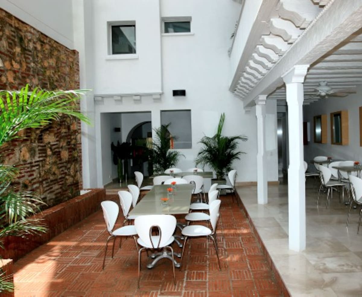 Delirio Hotel es uno de los cinco hoteles colombianos recomendados por Natgeo en 2011. Entre ellos también se destaca Estado Natural Ecolodge en playa del Viento (Córdoba), Tcherassi Hotel & Spa, en Cartagena, El Cantil Ecolodge, en Nuquí y Hacienda Bambusa, muy cerca de Armenia.