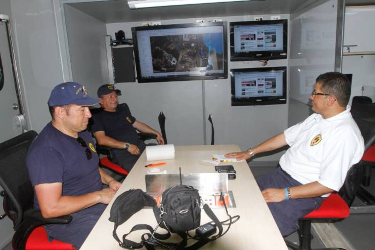 El Comando Móvil de Bomberos cuenta con sala para tomar decisiones. Desde allí se pueden hacer videoconferencias y teleconferencias. JULIO CASTAÑO EL UNIVERSAL