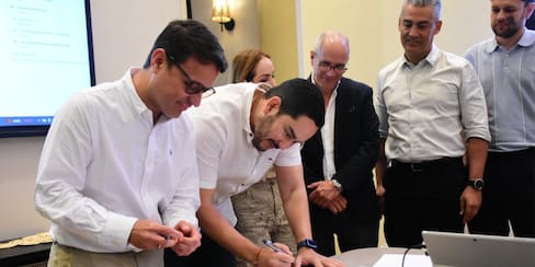 Firman acuerdo para explorar 25 gigavatios de nuevas energías en el Caribe