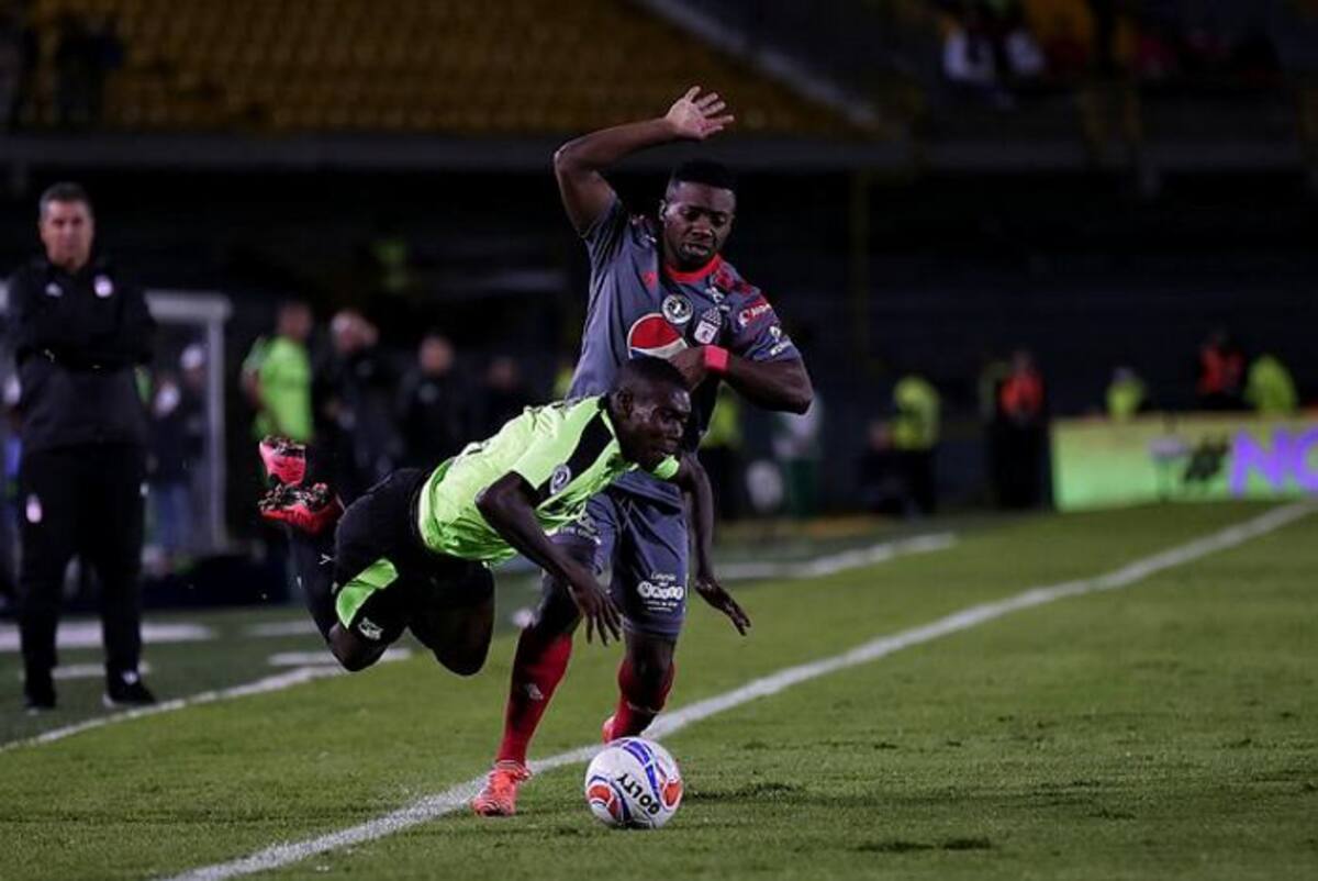 Con goles de Carmelo Valencia y Cristian Dájome, así como dos expulsados por equipo, el América venció al Deportivo Cali. Colprensa