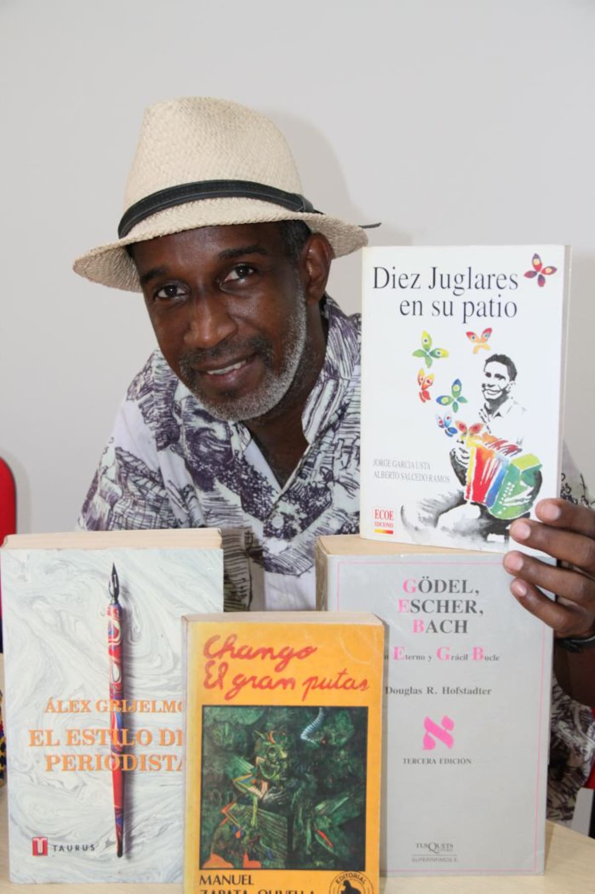 Martín Murillo con algunos de los libros de la biblioteca de García Márquez. Zenia Valdelamar-El Universal
