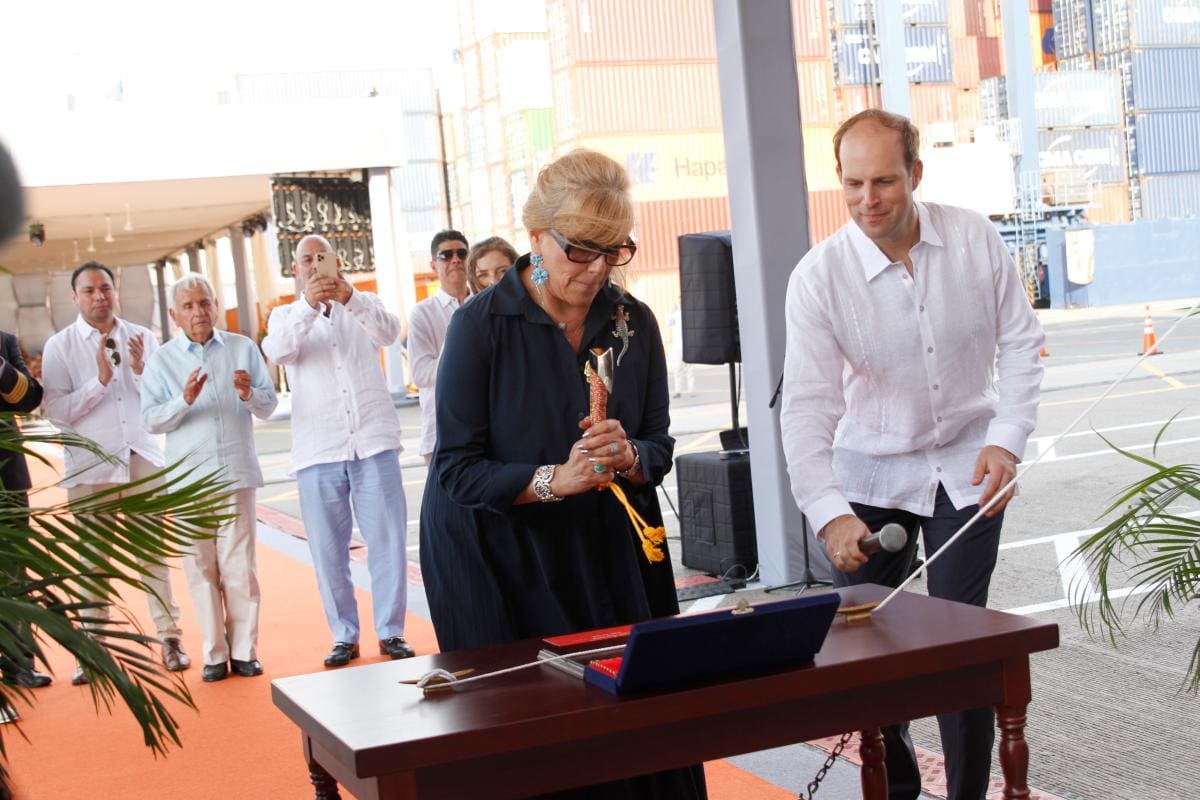 En el ‘bautizo’ del portacontenedores ‘Montevideo Express’ aparece Aida Dutty, madrina de la embarcación, y Max Rothkopf, director Operativo de Hapag-Lloyd, en Contecar. // Óscar Díaz - El Universal.