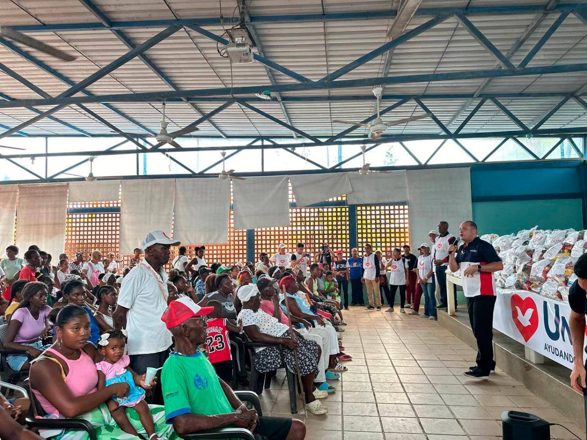 Miembros del Proyecto Unisocial, de la Iglesia Universal del Reino de Dios, entregaron cestas básicas de alimentos a familias en Palenque.