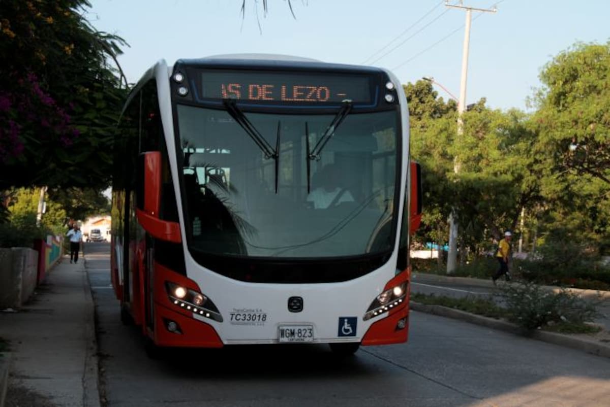 Los buses de Transcaribe cubriendo la ruta alimentadora Blas de Lezo. ZENIA VALDELAMAR- EL UNIVERSAL