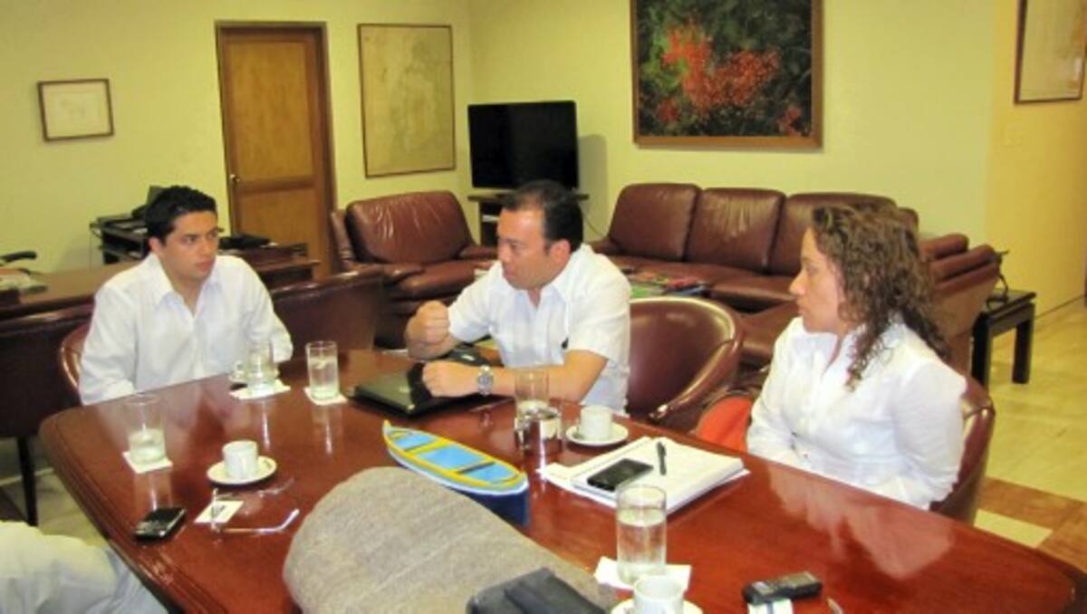 Aparecen, Diana Morales Mora, asesora de la Comi-sión de Regulación y Co-municaciones (CRC); Luis Ruíz-Espindola, represen-tante de la Agencia Nacio-nal del Espectro (ANE) y Julián Santos, asesor del Ministerio de Tecnologías de la Información y las Co-municaciones (TIC). ANIBAL THERAN TOM-EL UNIVERSAL