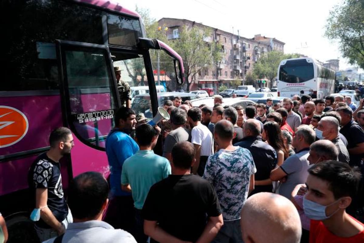 Según informes de los medios de comunicación, Armenia ha impuesto la ley marcial y la movilización militar total después de que estallaran los enfrentamientos en el conflicto territorial entre Armenia y Azerbaiyán en República de Nagorno-Karabaj, y ambas partes informaron muertes de civiles tras bombardeos. EFE STEPAN POGHOSYAN / PHOTOLURE