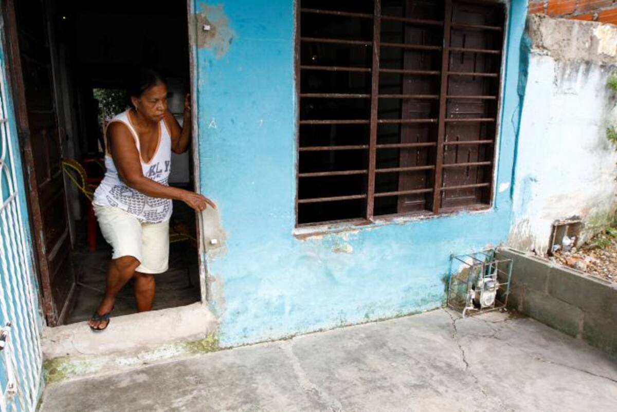 Teresa Herrera ha construido un bloque en la entrada de su vivienda para evitar el paso de las aguas cuando llueve. Julio Castaño-El Universal