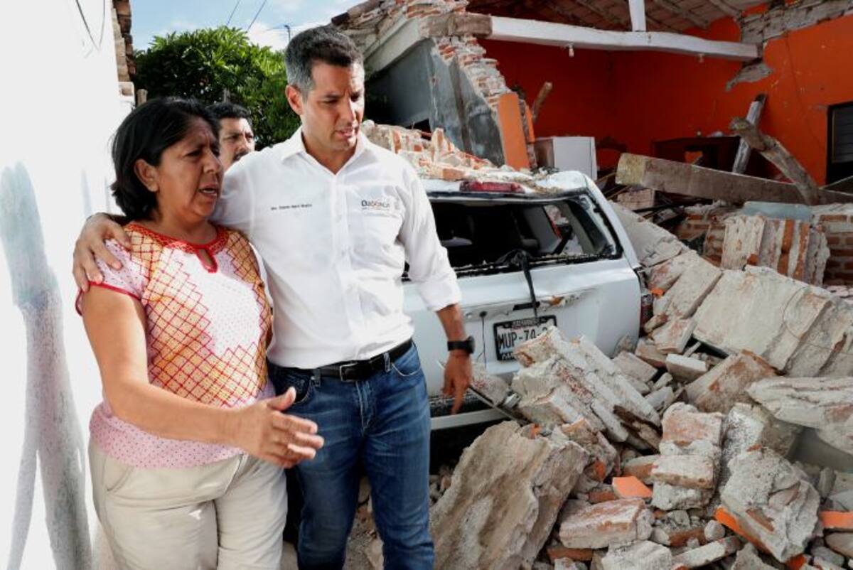 El gobernador de Oaxaca, Alejandro Murat, recorre con los habitantes zonas afectadas tras el sismo. EFE