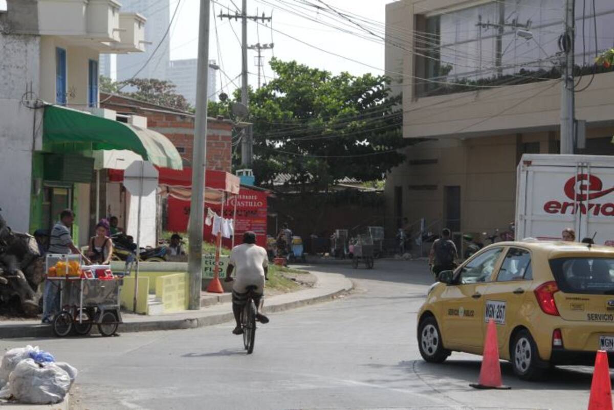 Aspectos del acceso a El Retiro, un callejón sin alcantarillado, a lado del Centro Comercial Mall Plaza. LuIS Aparicio.