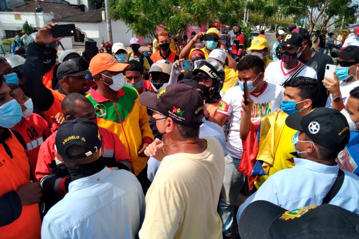 Mototaxistas hacen reclamos al alcalde William Dau durante manifestación