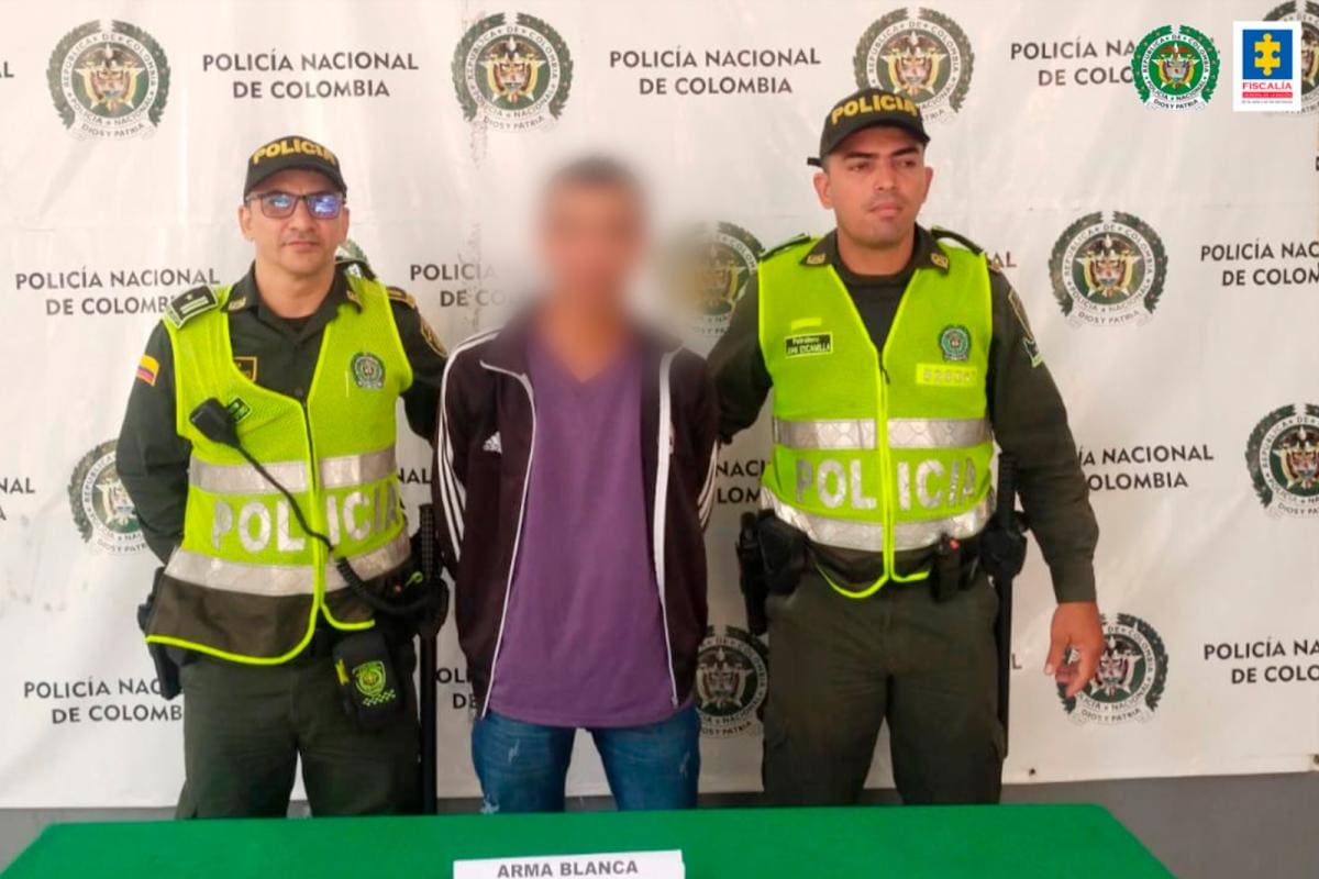 Hombre intenta matar a su exnovia pero el cuchillo “se le dobló”: es capturado