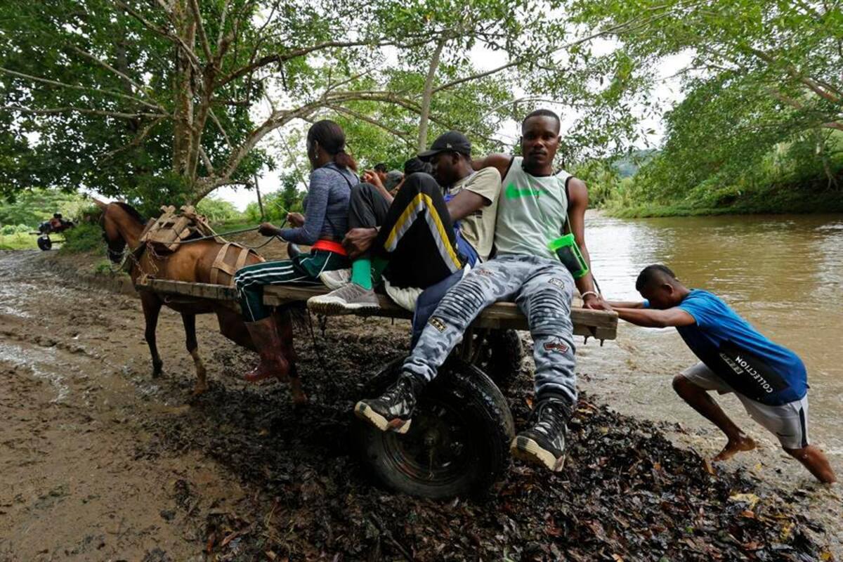 Migrantes haitianos en su camino hacia Panamá por el Tapón del Darién en Acandi (Colombia).//Fotos: Mauricio Dueñas Castañeda - Efe.