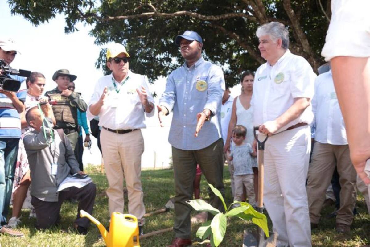 El ministro de Ambiente, Luis Gilberto Murillo, en Ayapel. El Universal.