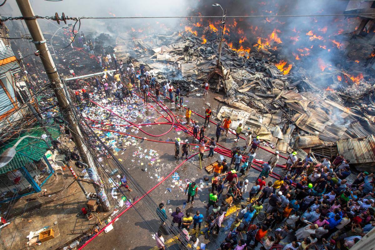 Video: ocho heridos en incendio masivo en uno de los mayores mercados