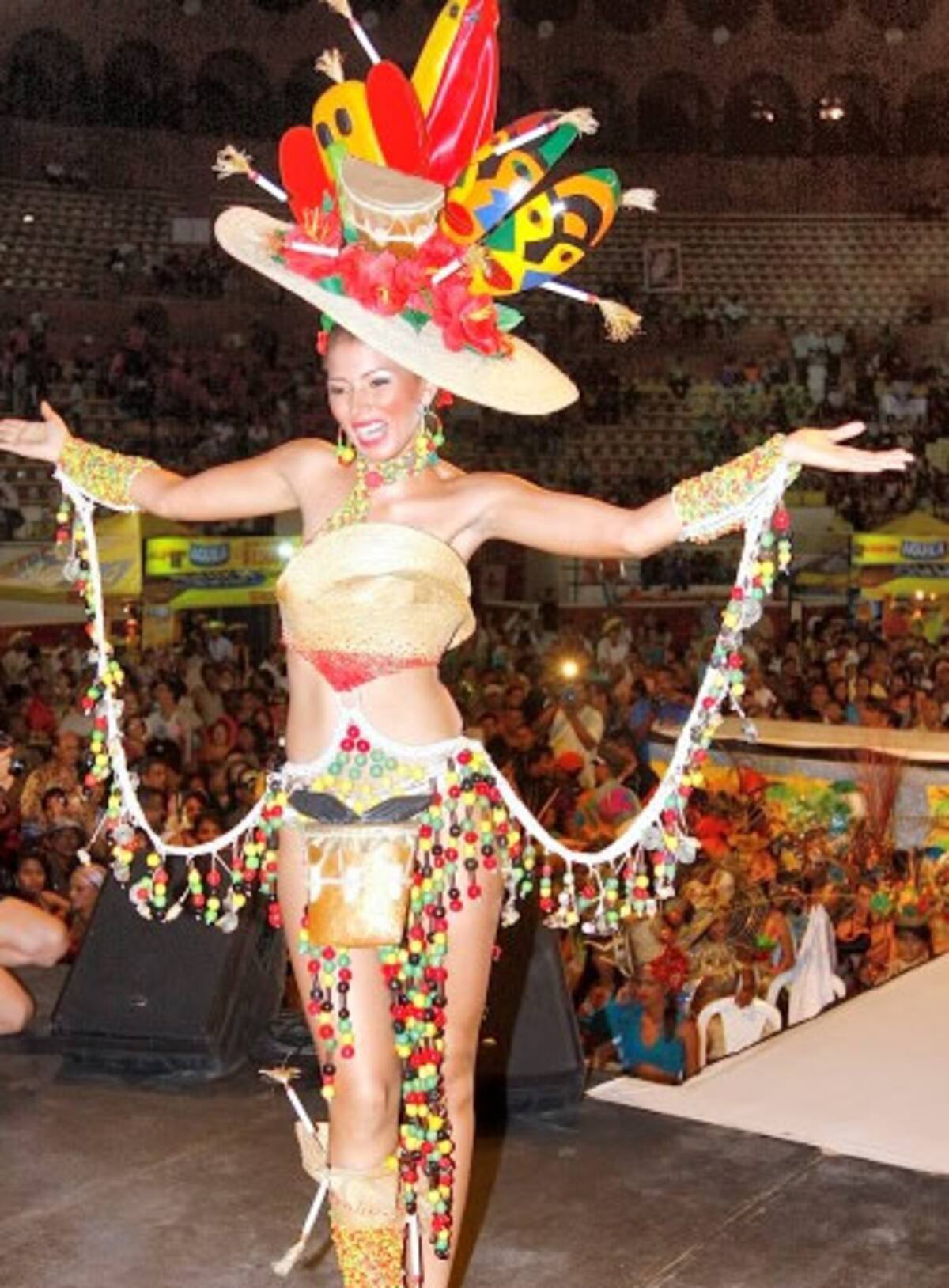 El vestido “Tradición Caribe”, del diseñador cartagenero, Víctor Buelvas, lucido por la reina del barrio Chino, Karen Mendoza Olivares.