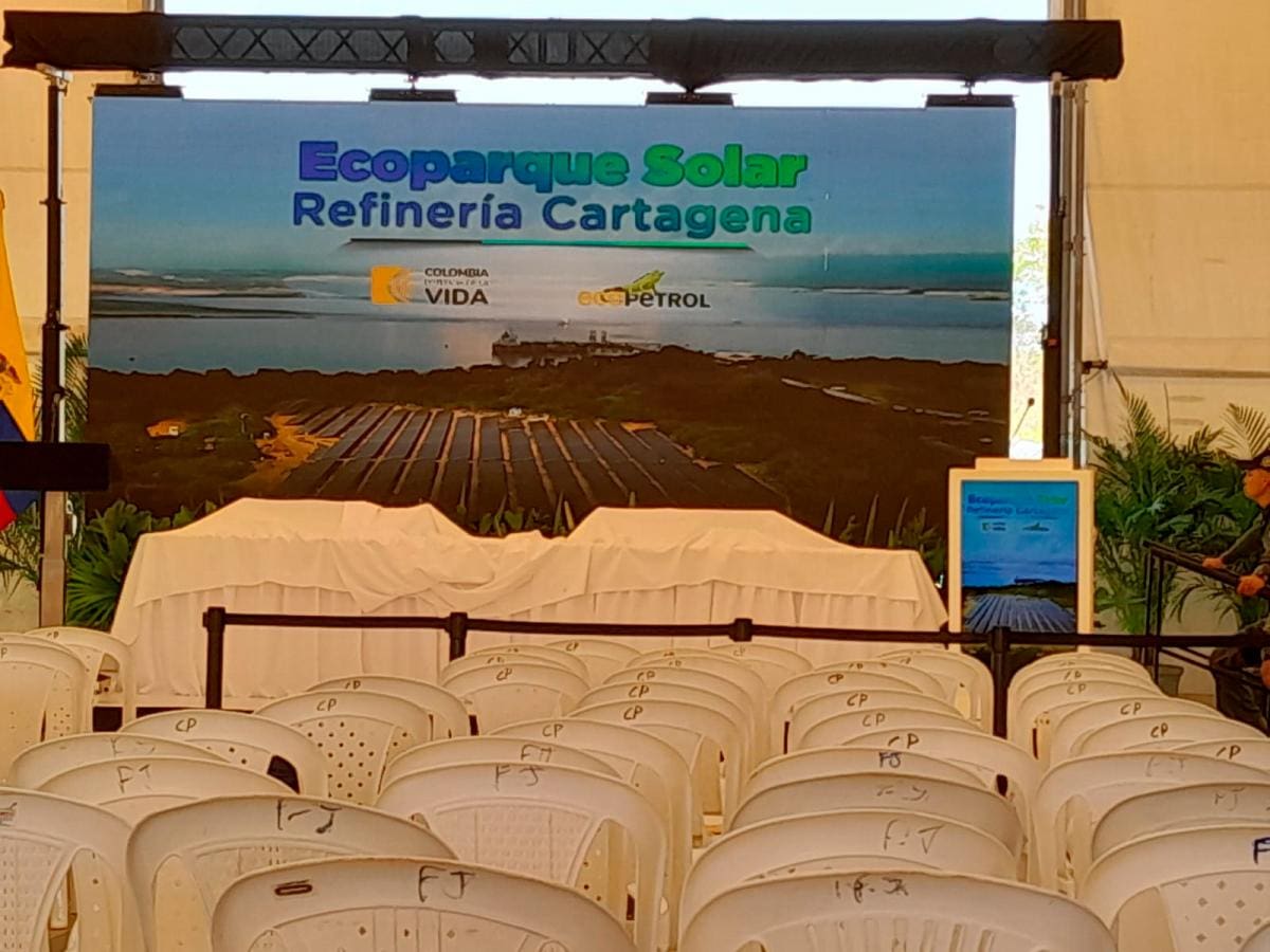 Ante la renuencia del ave de salir, la logística debió cubrir la mesa principal para evitar nuevos “proyectiles” de la despistada guacharaca. // HFA - EU.