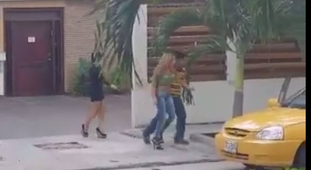 Momento en que sacan a la mujer de la “casa de citas” de Bocagrande. EL UNIVERSAL