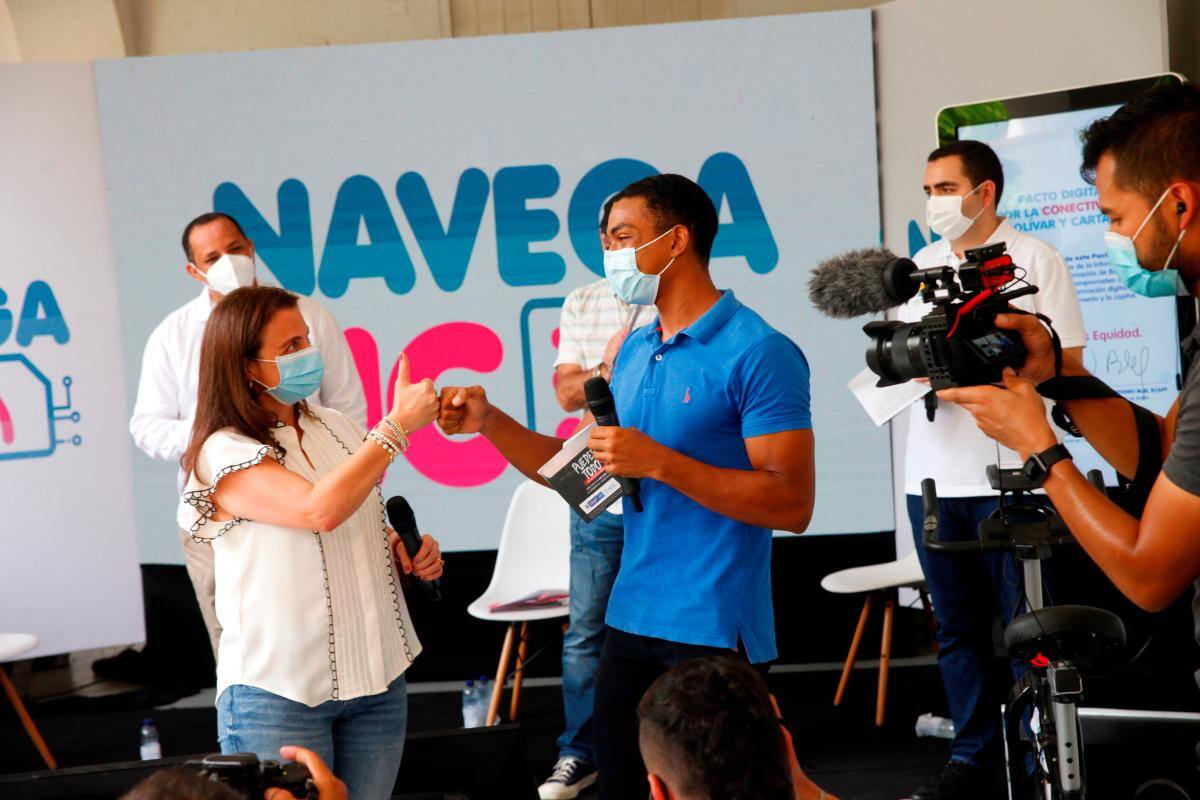 Estudiantes y emprendedoras reciben tarjetas SIM gratis
