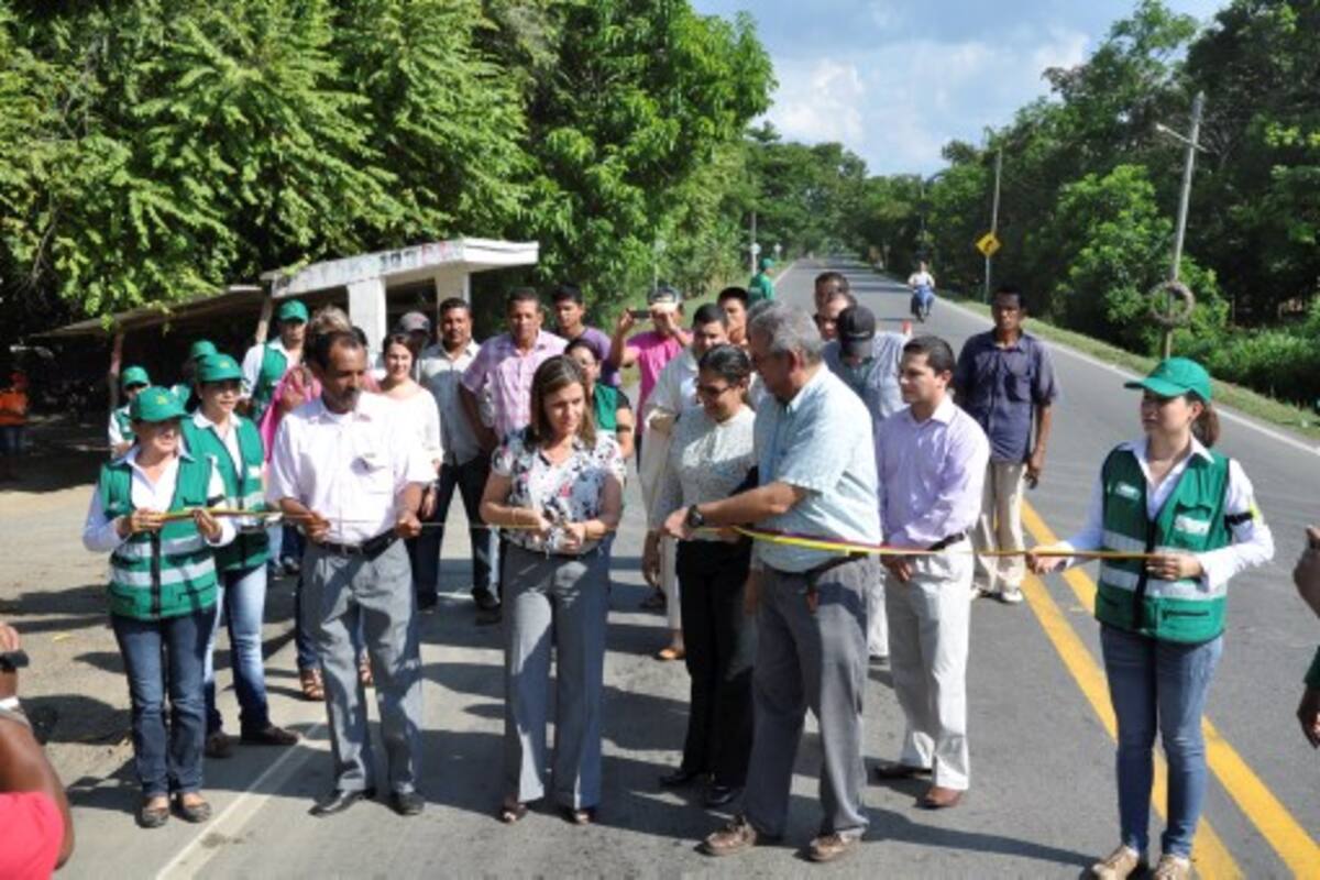 La viceministra de infraestructura, María Constanza García, en el corte de la cinta.