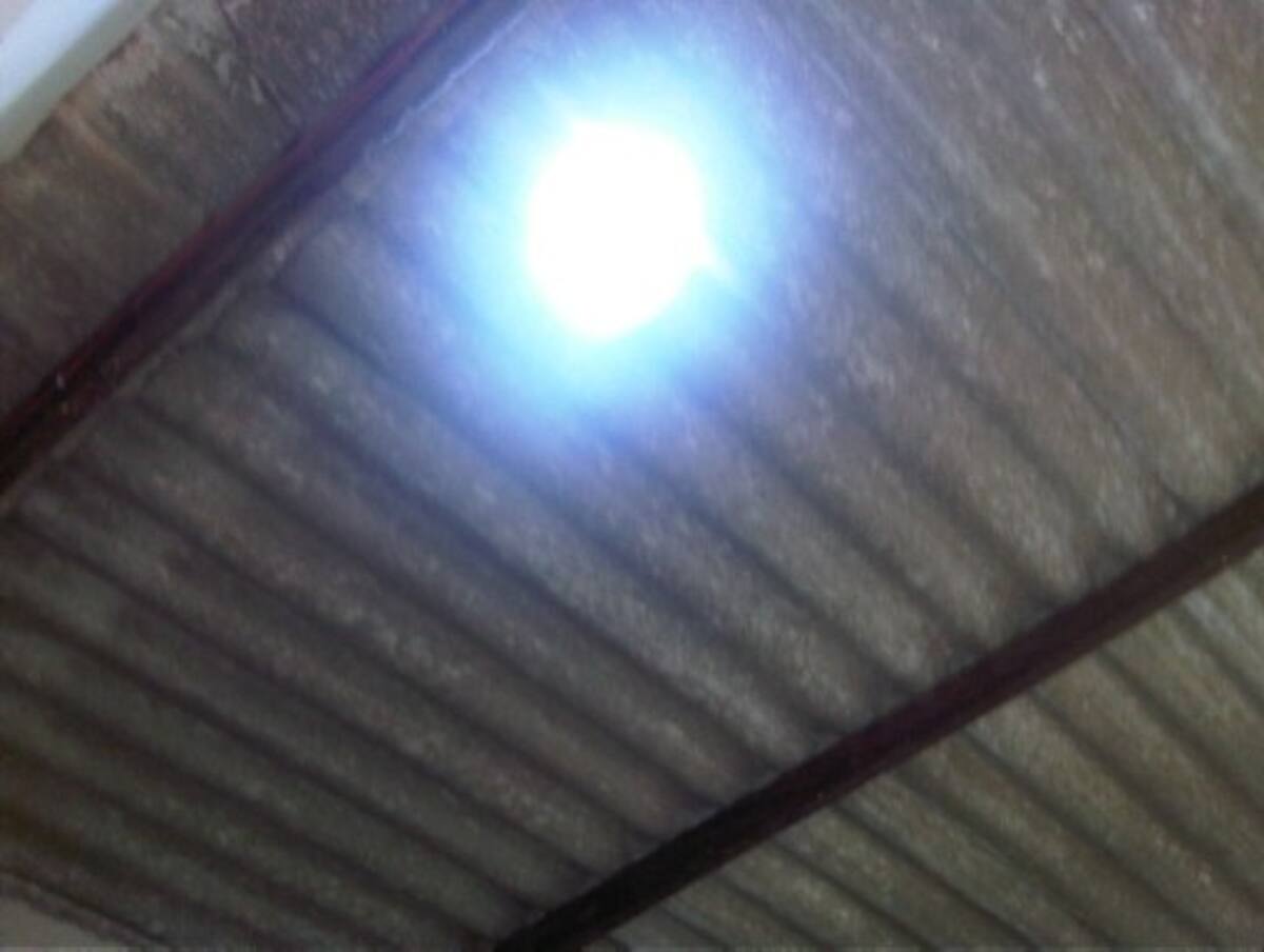 Según los moradores, las bombas lacrimógenas rompieron algunos techos. FOTO CORTESIA